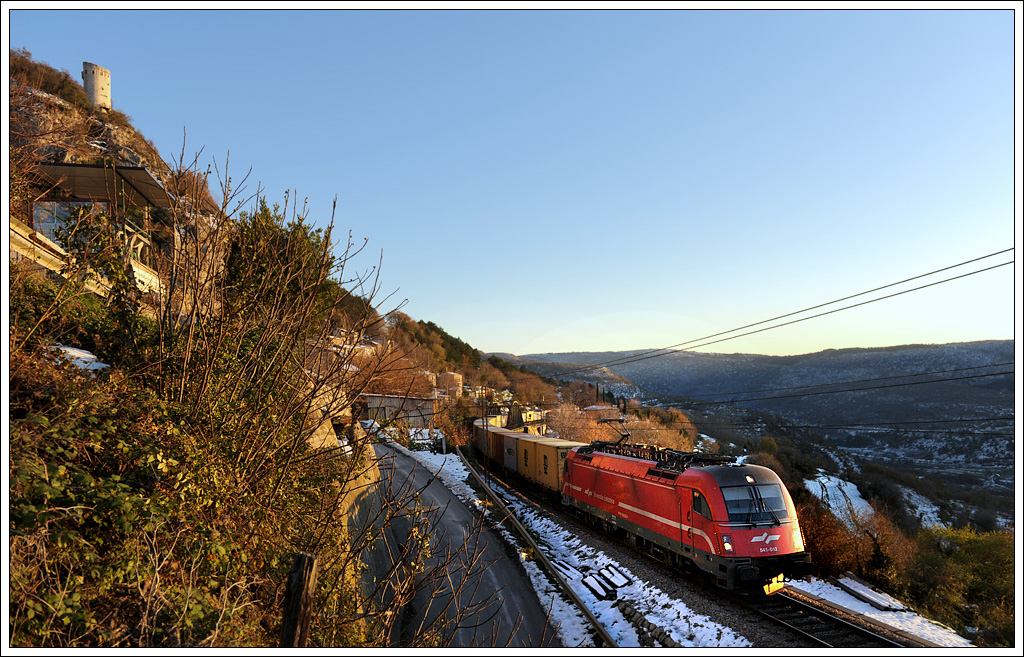 541 013 mit einem Gterzug auf der Koperramte am 12.12.12 kurz vor dem Bahnhof Črnotiče in Podpeč aufgenommen.