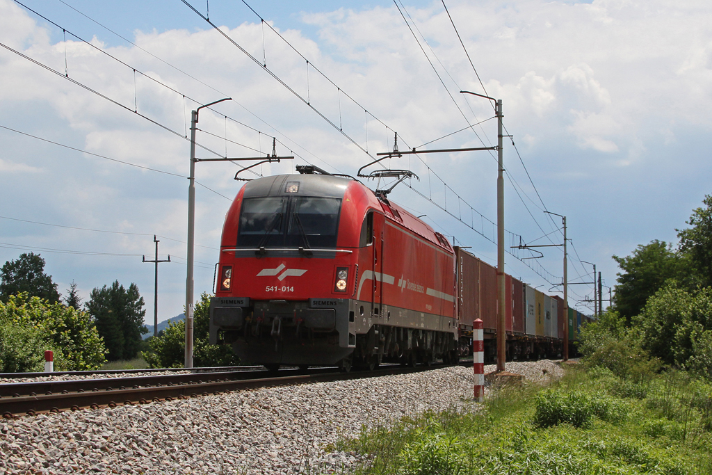 541 014 mit Containerzug am 11.06.2011 zwischen Pivka und Postojna.