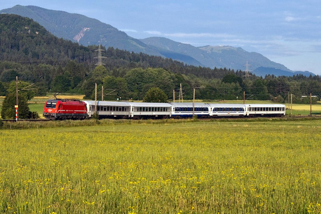 541 016, am 05.07.2013 am frhen Morgen mit dem D 415  Alpine Pearls  kurz vor Faak am See.