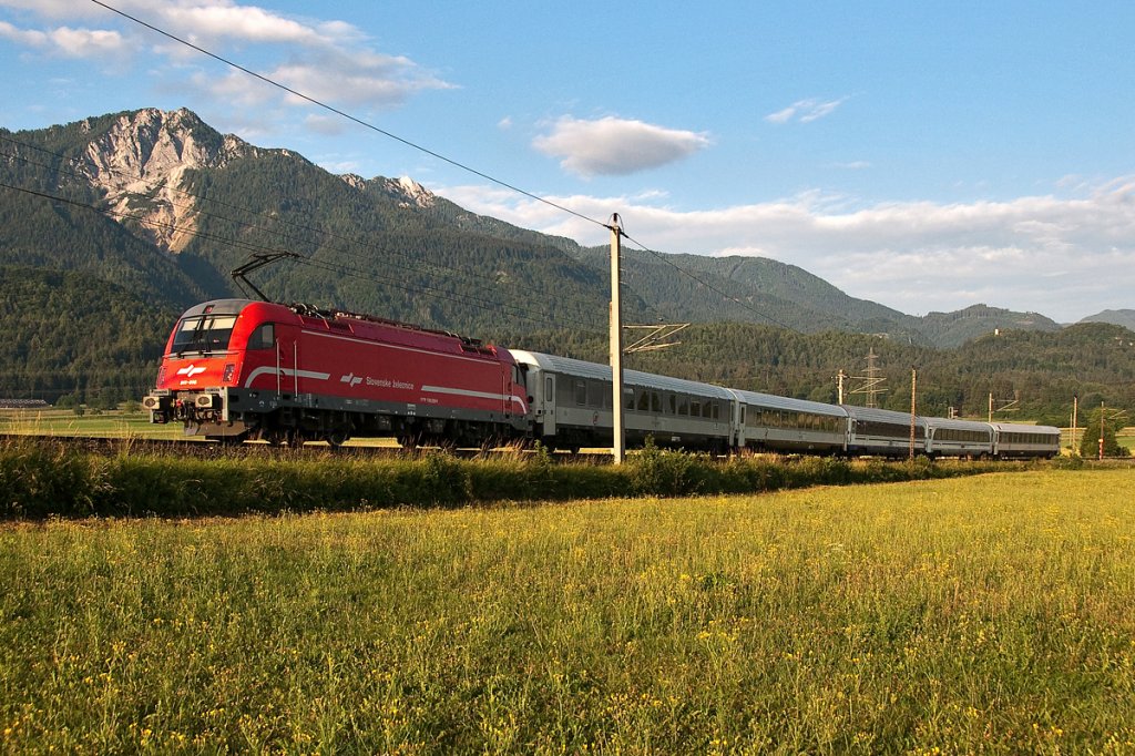 541 016, am 05.07.2013 am frhen Morgen mit dem D 415  Alpine Pearls  kurz vor Faak am See.