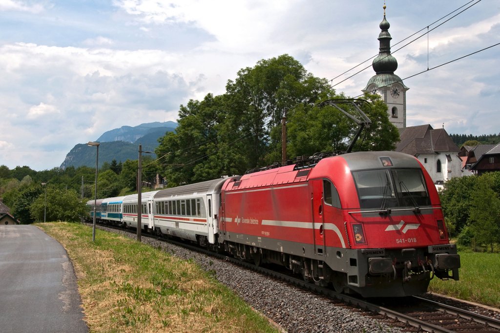 541 018, unterwegs mit dem D 211  Sava  (Villach - Vinkovci), am 03.07.2013 in Finkenstein.