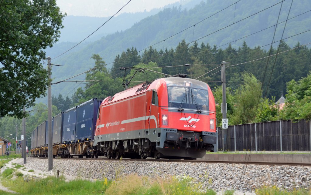 541 019 zog am 05.07.12 einen Containerzug durch Bad Vigaun Richtung Salzburg.