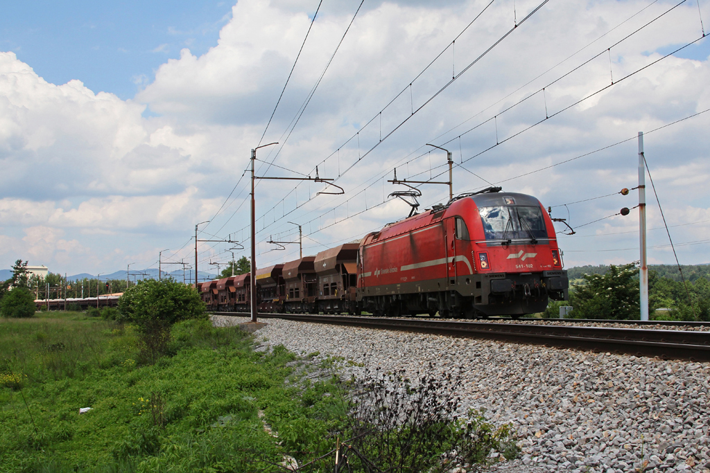 541 102 mit einem Gterzug am 11.06.2011 zwischen Pivka und Postojna.