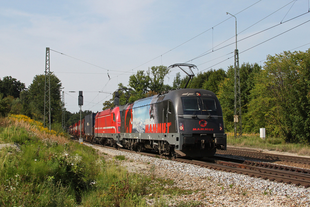 541 104 + 541 020 mit einem KLV Zug am 21.08.2011 in A�ling.