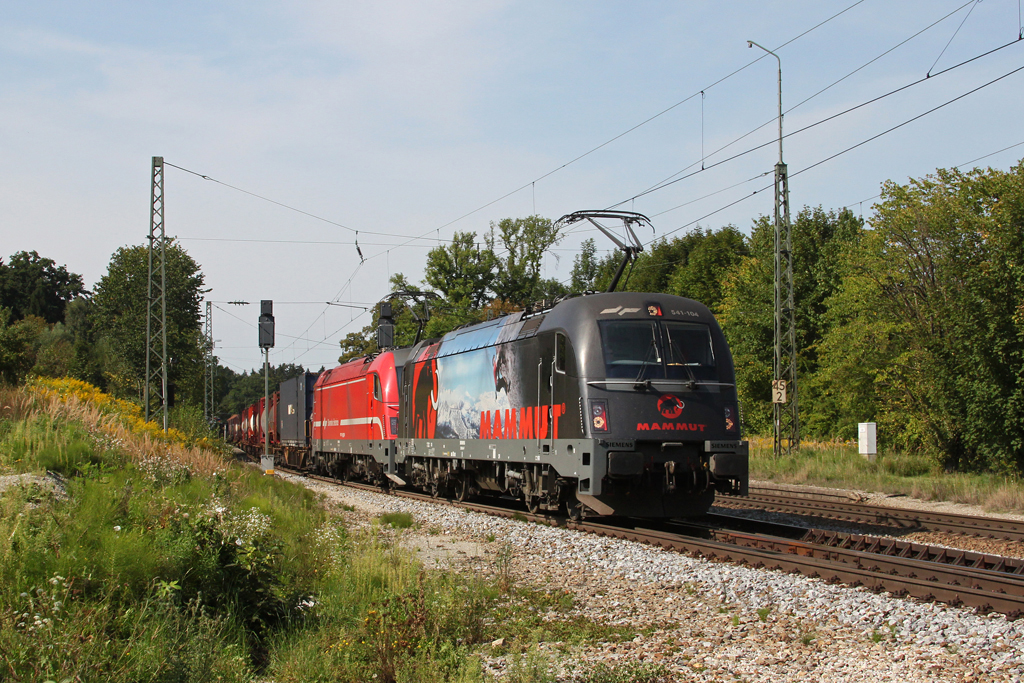 541 104 + 541 020 mit einem KLV Zug am 21.08.2011 in Aling.