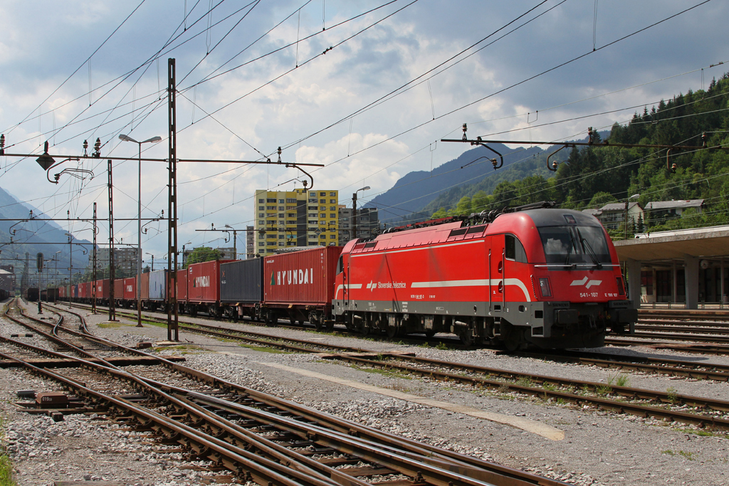 541 107 mit einem Containerzug am 11.06.2011 im Bahnhof Jesenice.