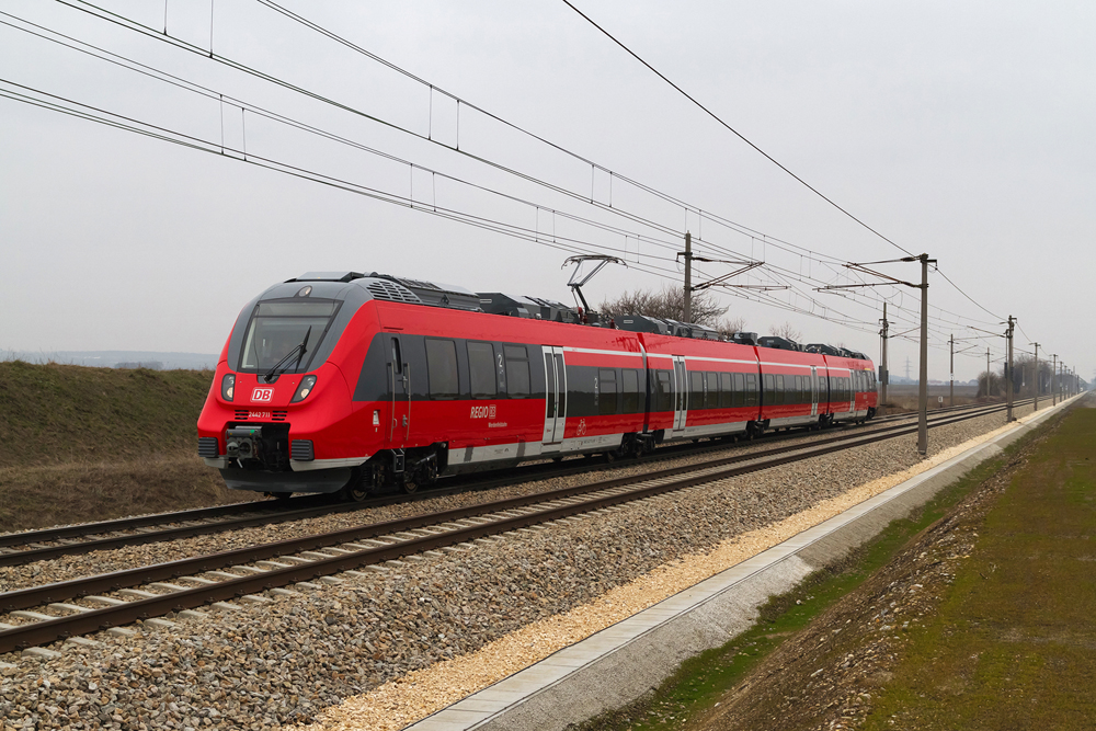 5.4.13 Zwecks Netzzulassung tummelte sich die deutsche Hamsterbacke bei uns in sterreich. An diesem Tag fanden Standmessungen in Hohenau statt. Fr die Testfahrt war der 2442 011 eingeteilt und fhrt als SPROB 96237 mit 43min Versptung von Hohenau zurck nach Penzing bei Tallesbrunn.