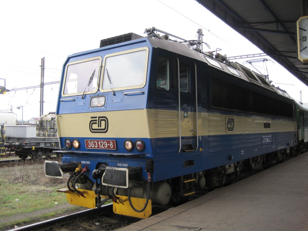 5.4.2010 10:04 ČD Baureihe 363 129-8 in Cheb auf Gleis 5 vor einem Schnellzug nach Praha hlavn ndra.