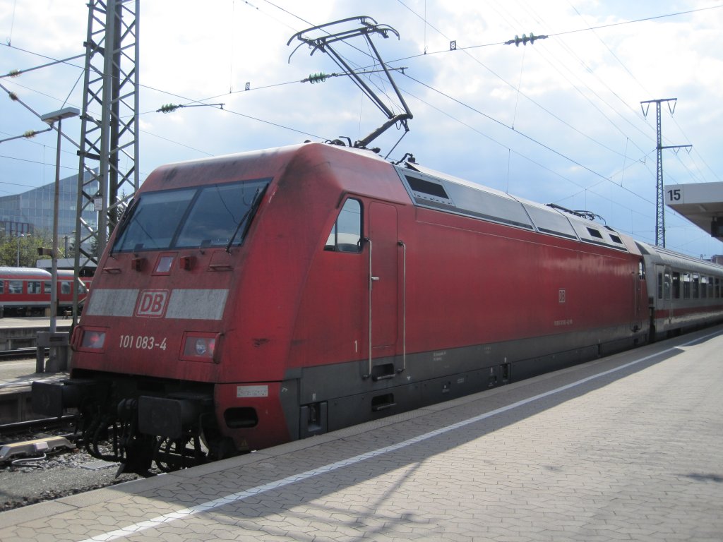 5.4.2010 15:12 DB AG Baureihe 101 083-4 vor einem InterCity nach Karlsruhe in Nrnberg Hbf auf Gleis 15.