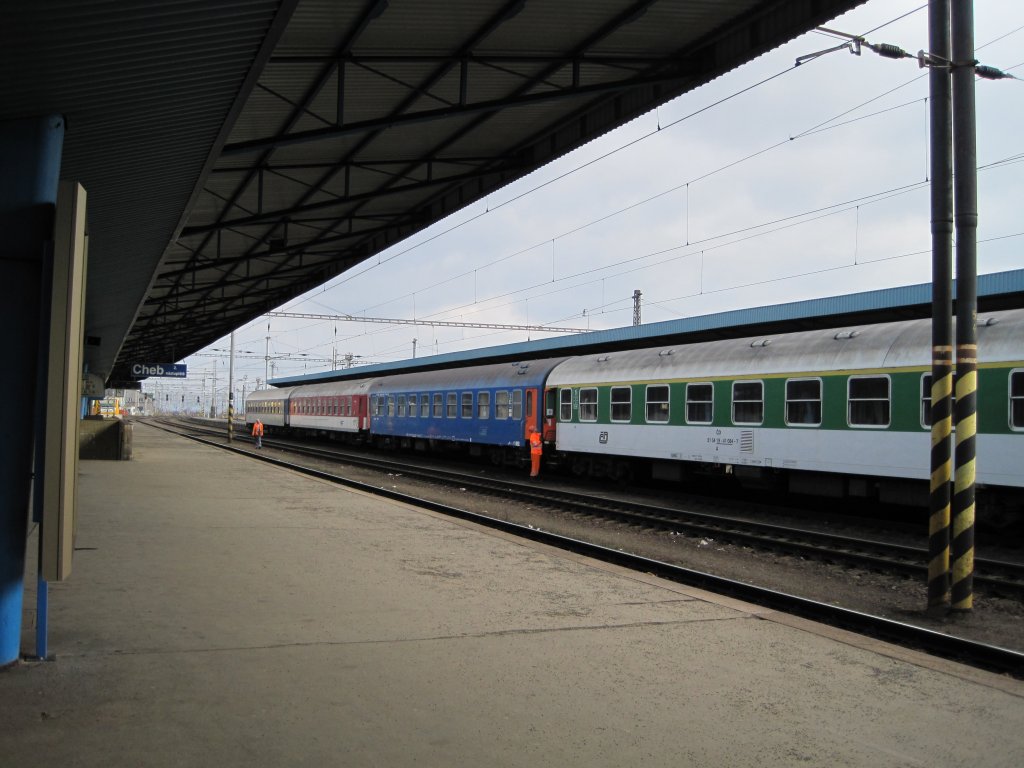 5.4.2010 9:52 Mehrere Schnellzugwagen der ČD und der ZSSK aus Koice, werden in Cheb auf Gleis 4 rangiert.  