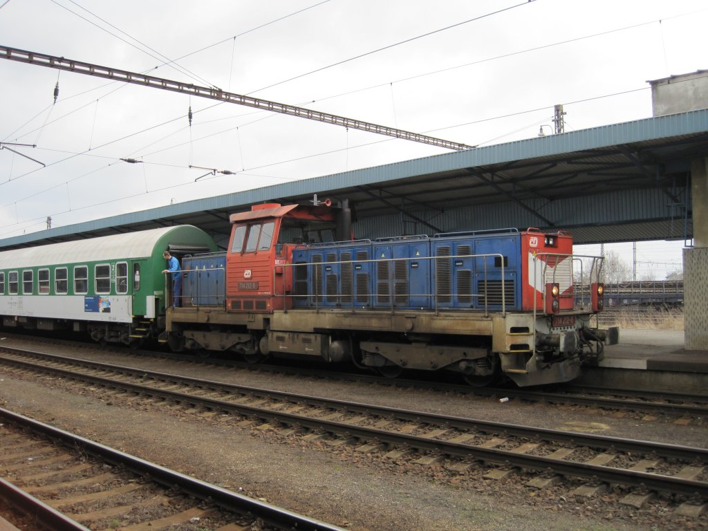 5.4.2010 9:54 ČD Baureihe 714 212-8 beim rangieren von mehreren Schnellzugwagen der ČD und der ZSSK aus Koice in Cheb auf Gleis 4.