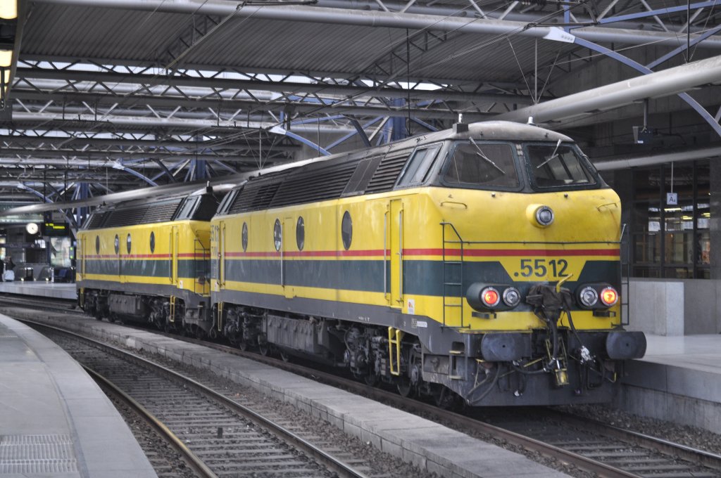 5506 und 5512 kamen mal wider nach Brssel-Midi zum Personalwechsel. Aufgenommen am 26.11.2011