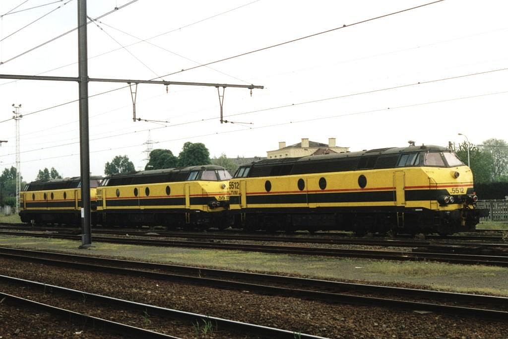 5512, 5511 und 5501 auf Bahnhof Ath am 19-05-2001. Bild und scan: Date Jan de Vries.