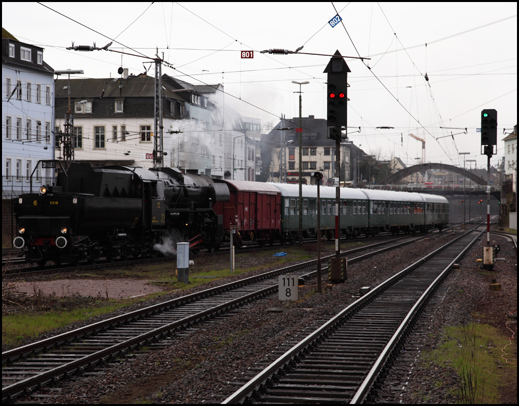 5519 (9082 800 5519-1 L-CFL) erreicht aus Luxembourg komment den Bahnhof von Trier. (03.04.2010)