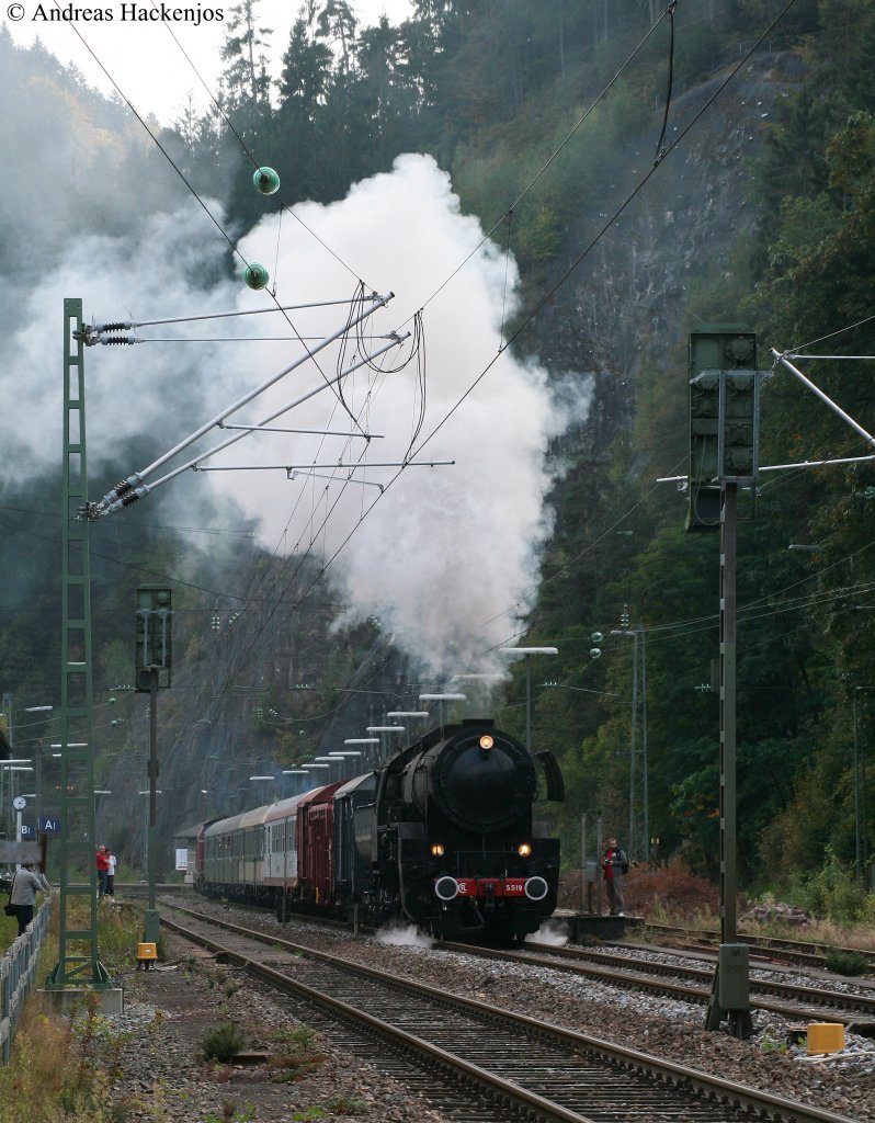 5519 (CFL) und V100 1041 der Nesa mit dem DPE 88817 (Konstanz-Offenburg) bei der Abfahrt Triberg 25.9.09