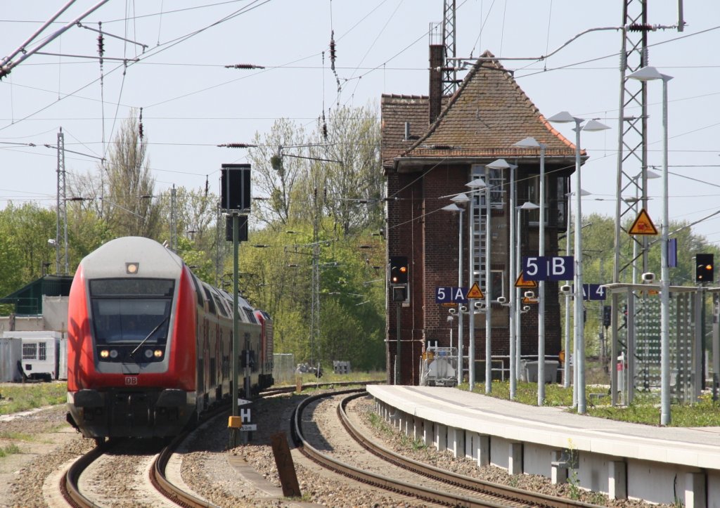 5.5.2013 Bernau bei Berlin. RE 3 nach Schwedt/Oder ohne Halt am Bahnsteig wegen Bauarbeiten.
