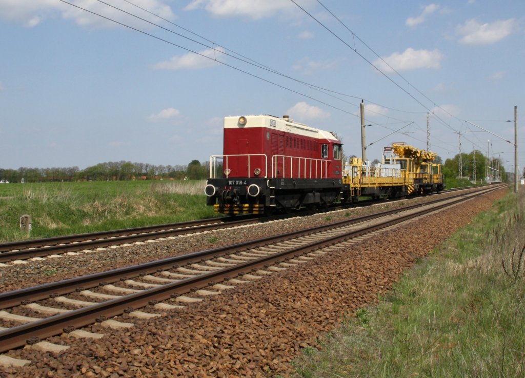 5.5.2013 Rdnitz. 107 018 passiert Km 27.7 mit Arbeitszug. 