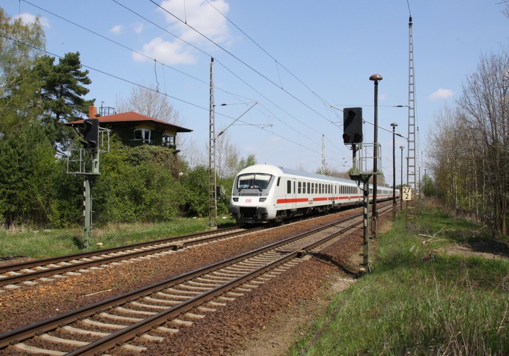 5.5.2013 R�dnitz. IC 2356 Ostseebad Binz - Frankfurt(M) Flughafen Fernbf. An dieser Stelle unterquerte einst die Hobrechtsfelder bzw. Lobetaler Wirtschaftsbahn (600mm) die Stettiner Bahn. Fdl Stw Rz im Hintergrund.