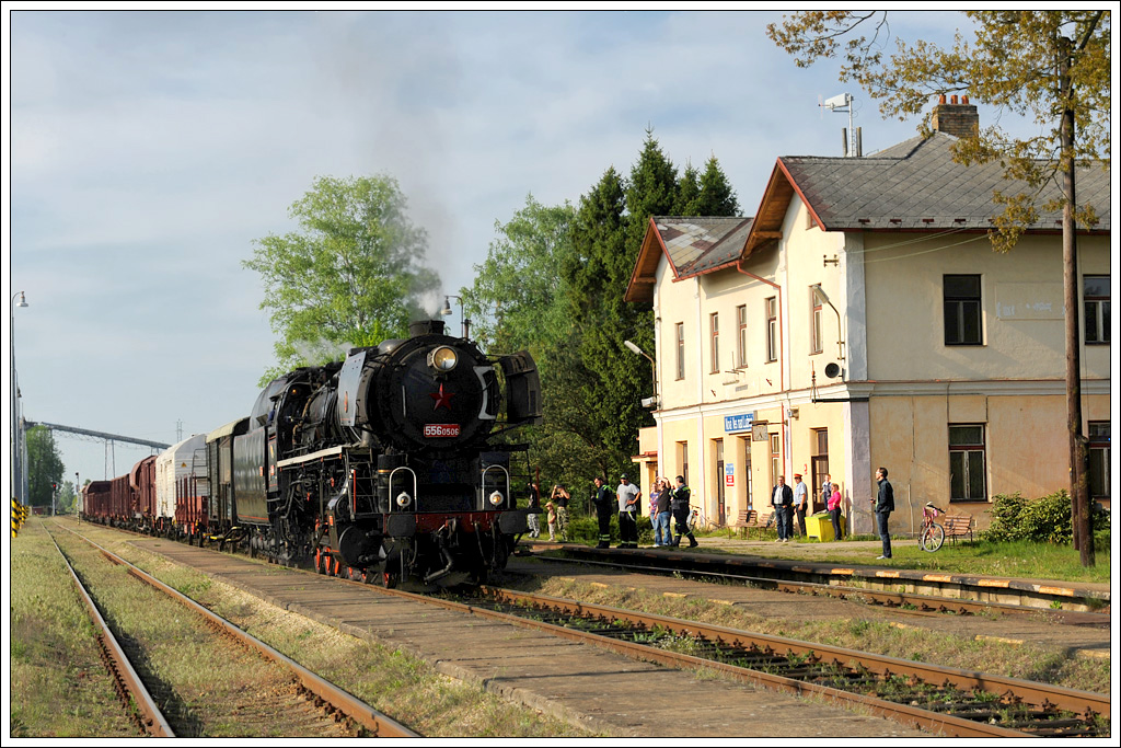 556 0506 mit unserem Fotozug von Vesel� nad Lu�nic� nach Česk� Velenice am 14.5.2011 bei der Ausfahrt aus Nov� Ves nad Lu�nic� (deutsch Erdweis).