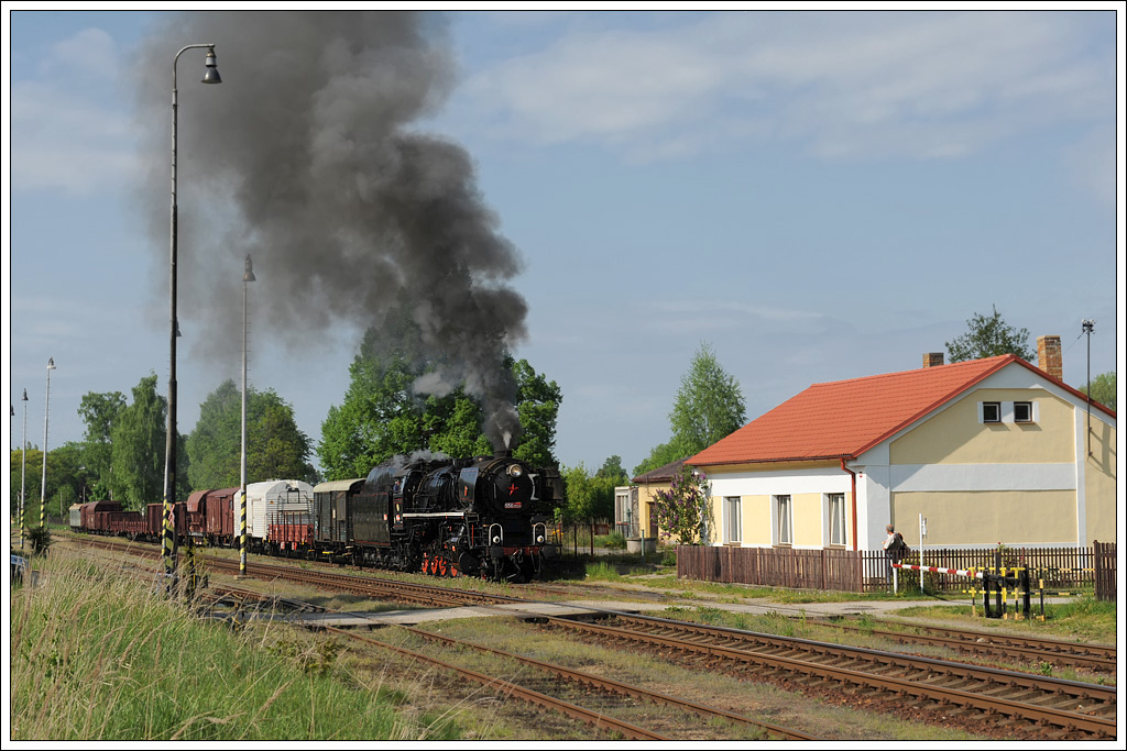 556 0506 mit unserem Fotozug von Vesel nad Lunic (deutsch Wesseli an der Lainsitz, frher auch Frohenbruck an der Lainsitz) nach Česk Velenice (deutsch Gmnd-Bahnhof, zuvor Unterwielands, 1938–45: Gmnd III) am 14.5.2011 bei der Ausfahrt aus Suchdol nad Lunic (deutsch Suchenthal, auch Suchental).