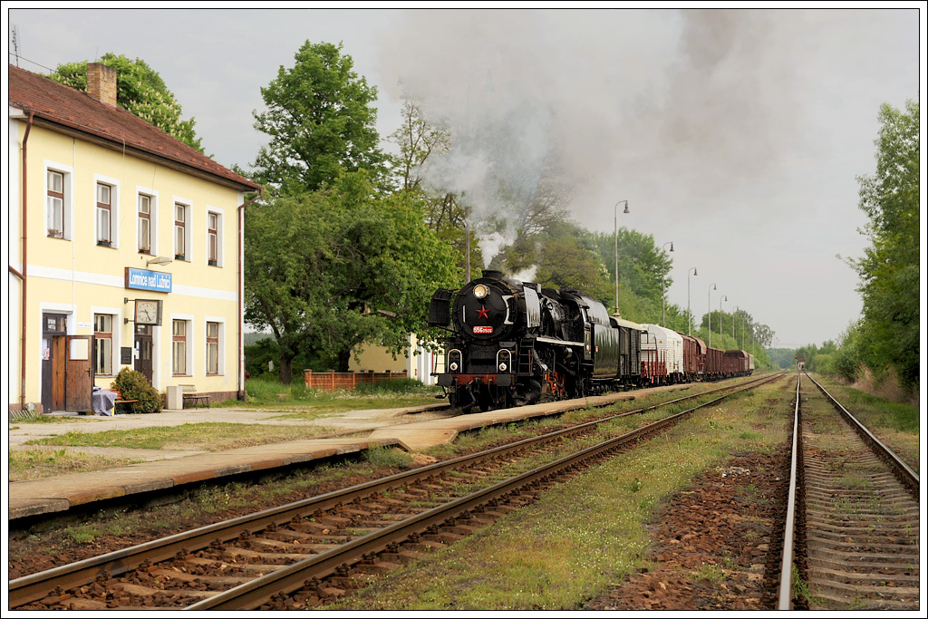 556 0506 mit unserem Fotozug von Vesel� nad Luznic� nach Cesk� Velenice am 14.5.2011 bei der Einfahrt in Lomnice nad Luznic�. Keine Sorge wegen dem Fotostandort, wir wurden von einem Mitarbeiter der CD begleitet, und er hat uns gesagt, wo wir stehen k�nnen, und wo nicht.