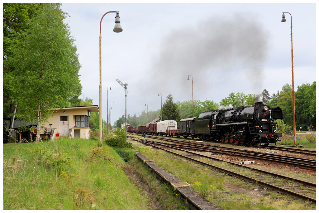 556 0506 mit unserem Fotozug von Vesel nad Luznic nach Cesk Velenice am 14.5.2011 bei der Ausfahrt aus Majdalena (deutsch: Sankt Maria Magdalena)