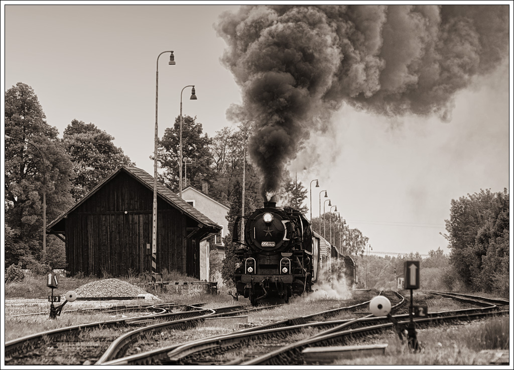 556 0506 mit unserem Fotozug von Vesel� nad Luznic� nach Cesk� Velenice am 14.5.2011 bei der Ausfahrt aus Lomnice nad Luznic�.