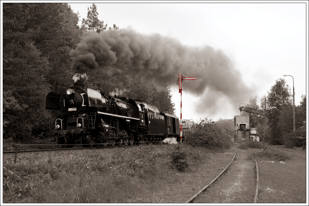 556 0506 mit unserem Fotozug von Vesel� nad Luznic� nach Cesk� Velenice am 14.5.2011 bei der Ausfahrt aus  Majdalena.