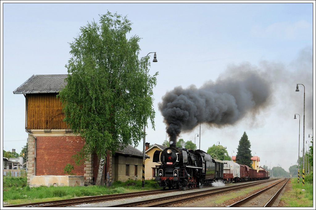556 0506 mit unserem Fotozug von Vesel nad Luznic nach Cesk Velenice am 14.5.2011 bei der Ausfahrt aus Třeboň.