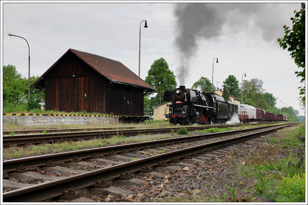 556 0506 mit unserem Fotozug von Vesel� nad Luznic� nach Cesk� Velenice am 14.5.2011 bei der Ausfahrt aus Lomnice nad Luznic�.
