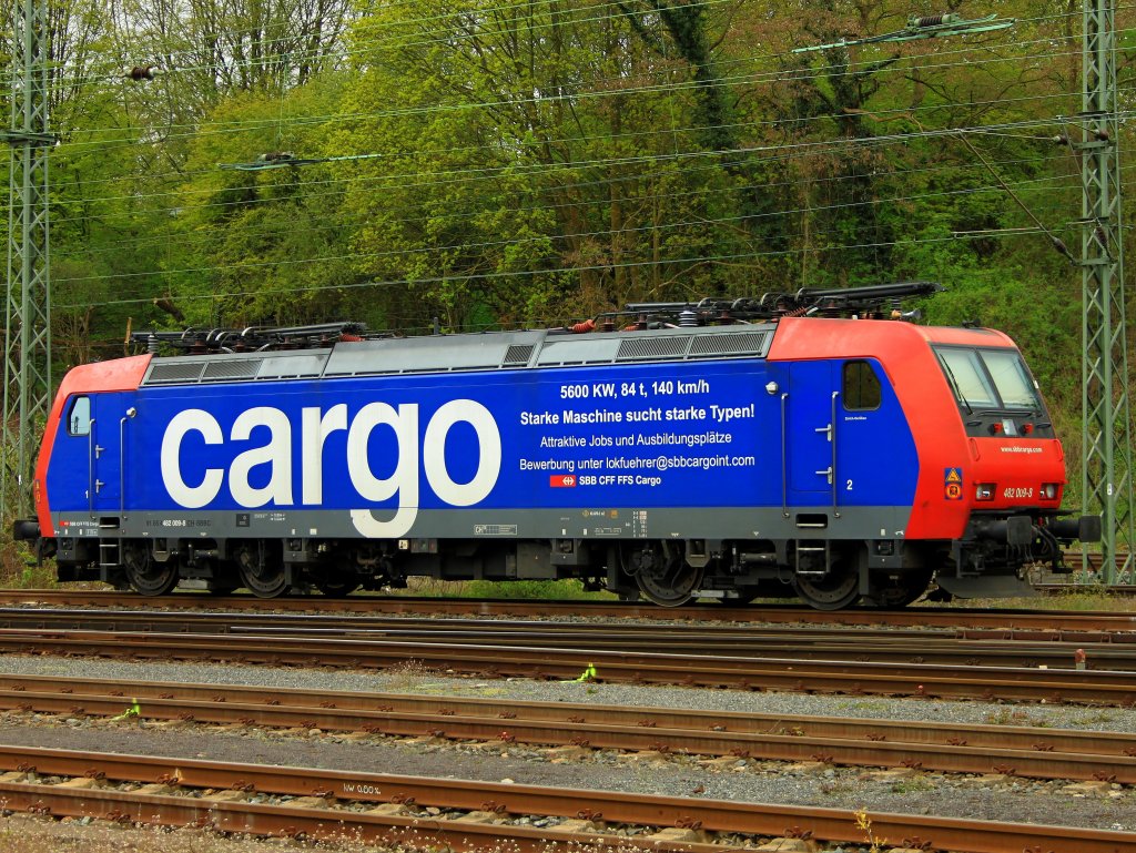 5600 KW, 84t, 140 km/h  Starke Maschine sucht starke Typen! Mit dieser Werbung fr Jobs und Ausbildungspltze bei der SBB steht 482 009-8 am 25.04.2012 in Aachen West.