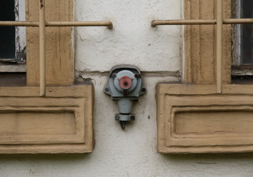 5.6.12 Chorin. Anschlussbuchse an die Unfall/Fernsprechleitung. Mit einem Induktortelefon konnte sich  - z.Bsp. bei Unfllen - der Betriebseisenbahner dort an die Unfallleitung anschlieen und Weisungen geben.