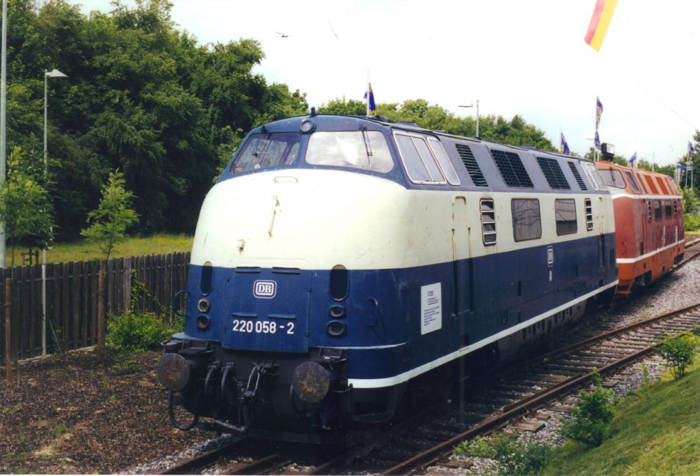 5/6/2000 findet 220 058-2 im Speyer Technisches Museum.