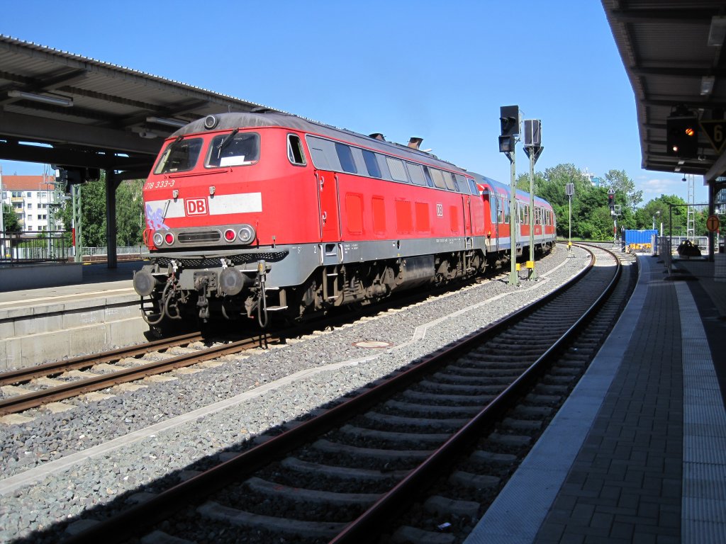 5.6.2010 16:31 DB AG Baureihe 218 333-3 schiebt RE 16 aus Plauen (Vogtland) Oberer Bahnhof nach Reichenbach (Vogtland). 