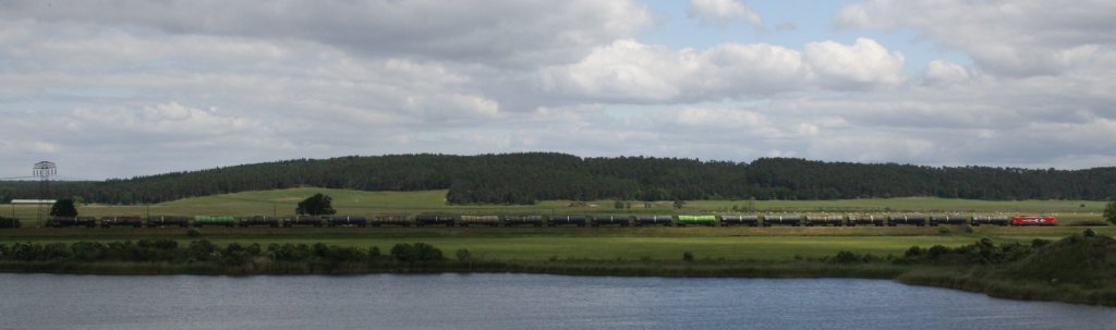 5.6.2012 Anschlubahn zum PCK bzw. Werkbahnhof Stendell. Breitseite auf 185 606 nebst kompletten Kesselzug. Wollte mal einen kompletten Zug aufnehmen. War ein Versuch. Interessant: Das erste Drittel des Zuges hat schon/noch Sonnenlicht. 