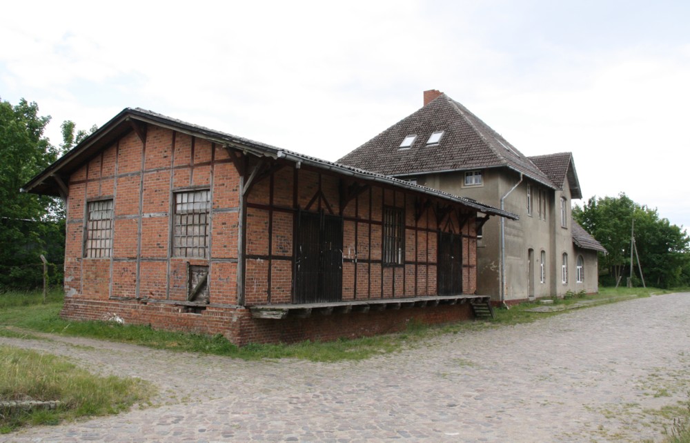 5.6.2012. Kurze Strecke - Kurze Betriebszeit. Bahnhof / Empfangsgebude mit Gterschuppen Gartz (Oder) der Strecke Tantow - Gartz (Oder). 4,3 km von 1913 - 1945.