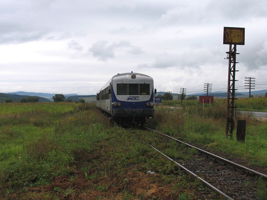 57-0439-9/97-0539-3 der Regiotrans (ex-SNCF X 4626, Baujahr: 1970) mit Regionalzug 14832 Sighişoara-Odorhei auf Bahnhof Lutiţa am 30-8-2010.