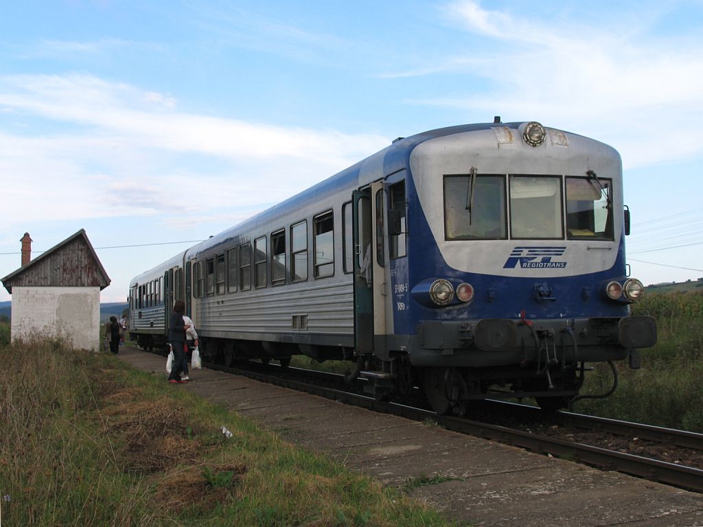 57-0494-5/97-0594-8 der Regiotrans (ex-SNCF) mit Regionalzug 14845 Odorhei-Sighişoara auf das kleine Bahnhof Lutiţa am 30-8-2010.