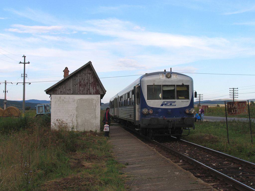 57-0494-5/97-0594-8 der Regiotrans (ex-SNCF) mit Regionalzug 14845 Odorhei-Sighişoara auf Bahnhof Lutiţa am 30-8-2010.