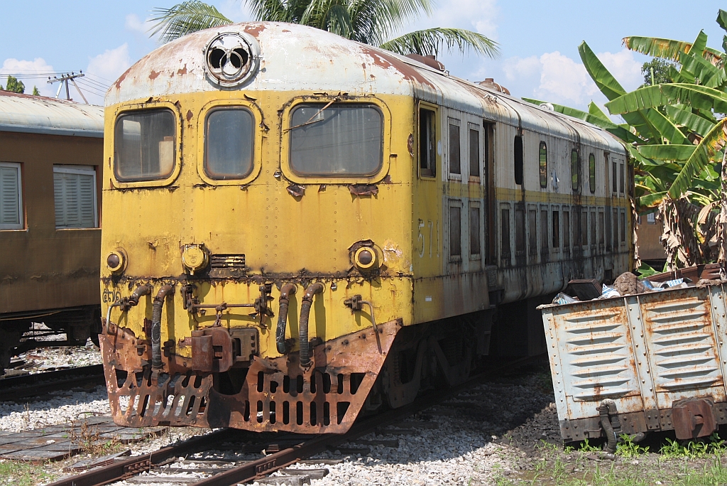 571 (Co'Co', de, Davenport, Bauj.1955, Fab.Nr.32811) am 26.Oktober 2011 im Depot Uttaradit.