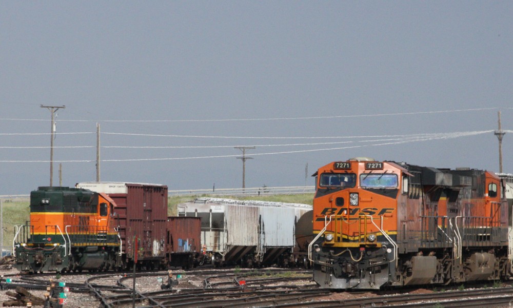 5.7.2012 Cheyenne, WY, BNSN Yard. Neben dem groen Union Pacific Yard gibt es auch ein kleines der BNSF. #7271 (ES44DC) mit weiterer sowie ein Switcher zur linken.