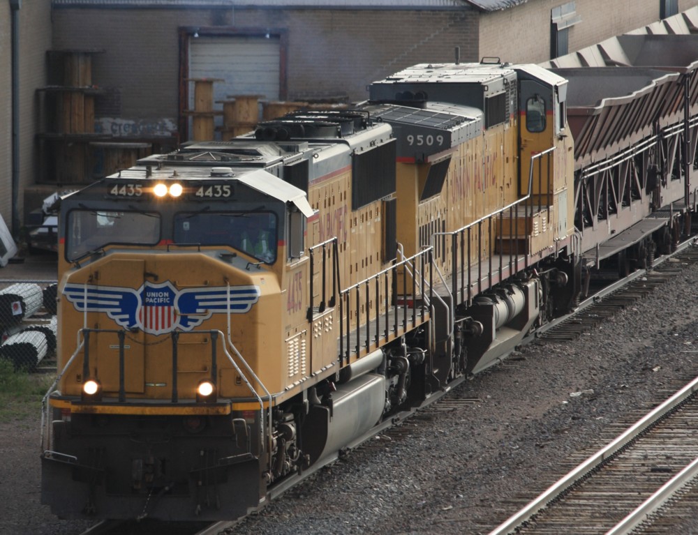 5.7.2012 Cheyenne, WY. Union Pacific 4435 (SD 70M) + 9509 (C41-8W) fertig zur Abfahrt westwrts mit leerem Schotterzug. 