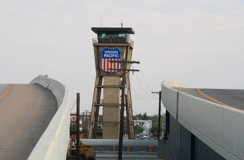 5.7.2012 Cheyenne, WY. Union Pacifics Controll Tower, eingerahmt von 2 Straenbrckenn.