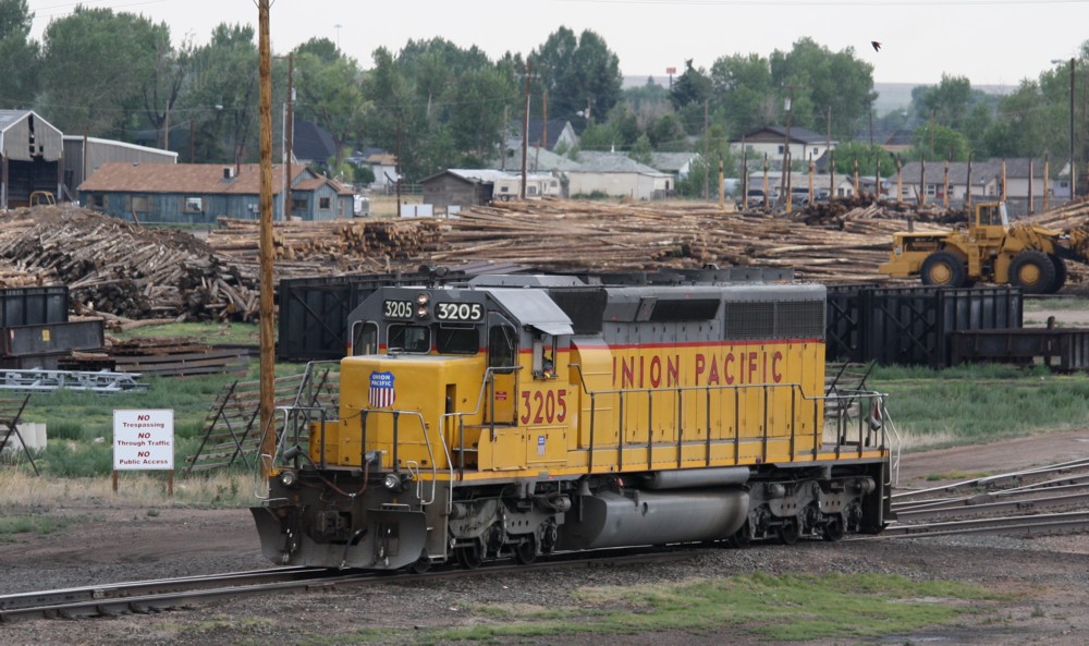 5.7.2012 Laramie, WY. Union Pacific 3205 (SD 40-2) auf dem Weg zu neuen Rangieraufgaben im Yard.