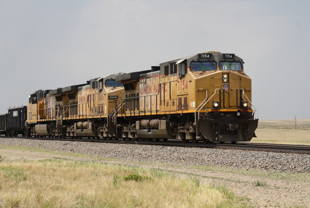 5.7.2012 zwischen Rock Island, WY und Laramie, WY, Route 30 / 287. Bild III.  Union Pacifics 7154 (AC44CW) - 6846 (AC44CW)  und 5604 (ES44AC) mit gemischten Gterzug sdwrts.  Hatte ursprnglich den UP150 Express nach Rawlins, WY  verfolgt . Der war jedoch schneller als erwartet. So wurde es denn  nur  ein Gterzug - auf dem Rckweg. General Electric AC44 ist hnlich der Dash-9.