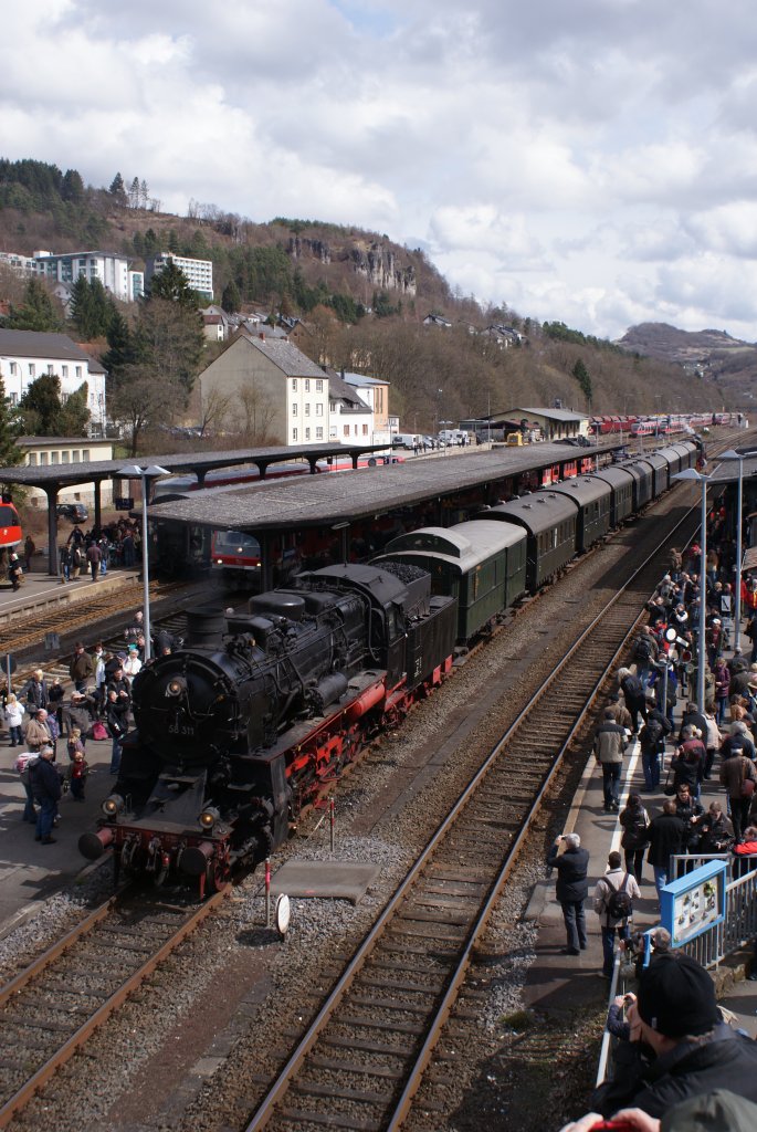 58 311 + 52 6106 mit einem Sonderzug in Gerolstein am 02.04.2010 um 13:16 Uhr