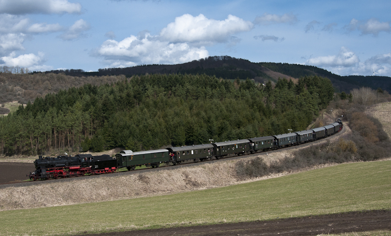 58 311 und 52 6106 mit Sonderzug von Ulmen nach Gerolstein am 2. April 2010 bei Pelm.
