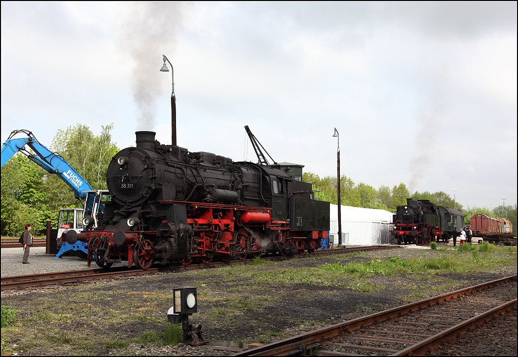 58 311 und 64 491 am  Kohlenhof  des DDM in Neuenmarkt-Wirsberg. (23.05.2010)