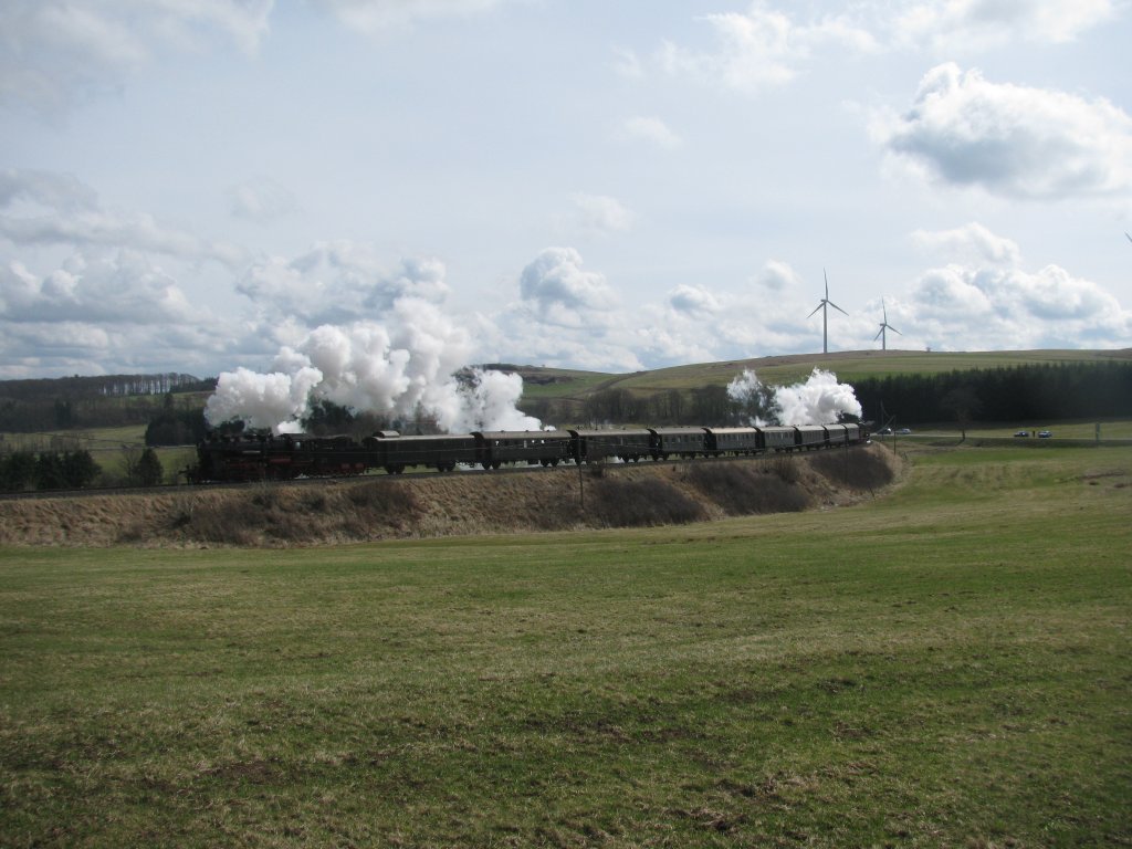 58 311 befrdert hier mit 52 6106 am Schluss den Zug von Gerolstein nach Ulmen hier bei Dockweiler am 02.04.2010