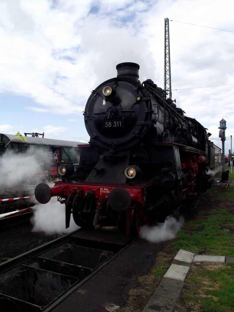 58 311 dampft ab am 11.05.13 in Darmstadt Kranichstein als Gastlokomotive 